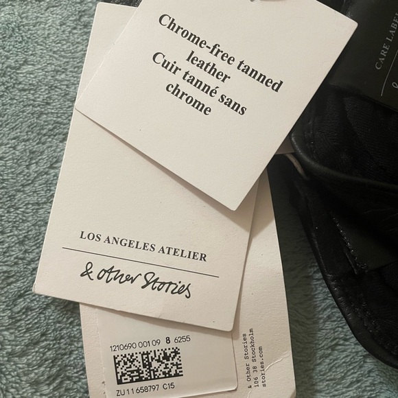 &other stories short black leather gloves - Picture 5 of 7